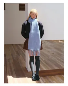 Weicher hellblauer Schal aus Alpaka-Wollmischung mit Fransen für ein Herbst-Outfit