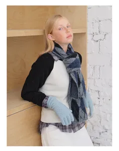 Detail von Wollmischung-Rauten-Strickschal und Handschuhen am Modell für das Winterstyling