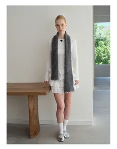 Donkergrijze alpaca gebreide sjaal gestyled met witte kanten top voor een warme winter