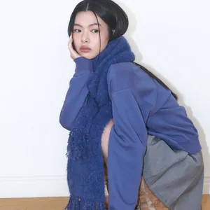 Bufanda de lana mezclada azul oscuro con flecos y diseño de punto minimalista