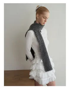Detailopname van donkergrijze alpaca wollen sjaal met pluizige gebreide textuur en haar