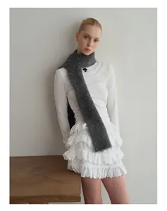 Detailopname van een zachte grijze alpaca wollen sjaal met een pluizige gebreide textuur