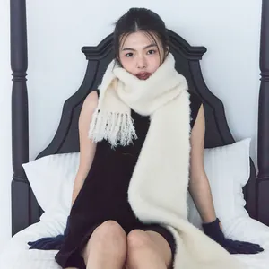 Bufanda minimalista de mezcla de lana blanca con flecos, vestido negro y guantes azules