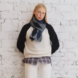 Neutraler Strickschal aus Wollmischung mit grauem blauem und schwarzem Rautenmuster