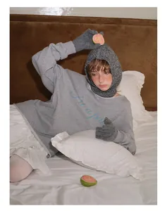 Detalle del pasamontañas de lana gris y sudadera con texto bordado en azul claro