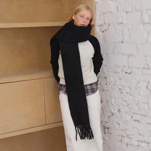 Damen Schal aus Alpaka-Wollmischung in Schwarz mit dicken Fransen für den Winter-Look
