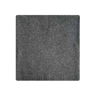 Dunkelgrauer Schal aus 100% Wolle mit klassischem Strickmuster und Rippbündchen