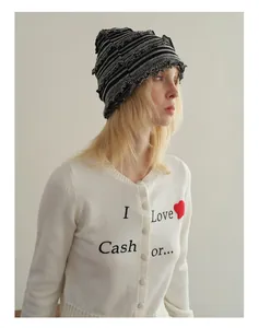 Détail du bonnet en tricot rayé Y2K avec un cardigan blanc boutonné pour femmes