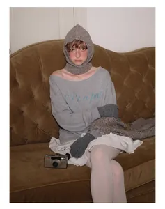 Pasamontañas retro de mezcla de lana con sudadera vintage sobre un sofá de terciopelo