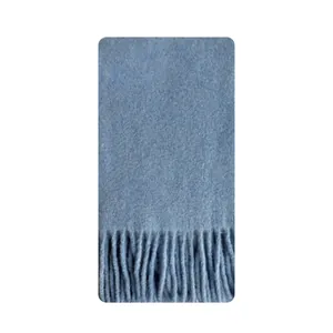 Weicher hellblauer Alpaka-Wollschal mit eleganten Fransen auf einem sauberen weißen Hintergrund