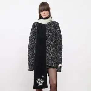 Pull en maille oversize et écharpe en peluche à motif floral avec design bicolore chic