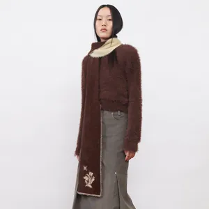 Pull et écharpe en maille marron avec broderie florale et jupe cargo grise élégante