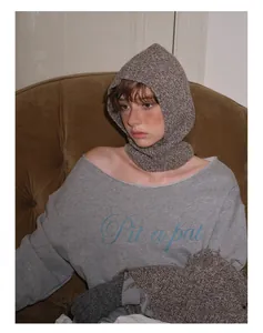 Detalle del tejido del pasamontañas de lana con sudadera gris Pit a pat