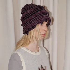 Bonnet en Maille Rayé en Mélange de Laine pour Femmes Y2K Rétro Punk Bord à Volants Chapeau d'Hiver Chaud au Crochet Accessoires Streetwear