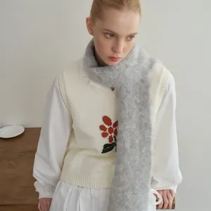 Grijze alpaca wollen gebreide sjaal met gebloemd vest voor een warme winterlook