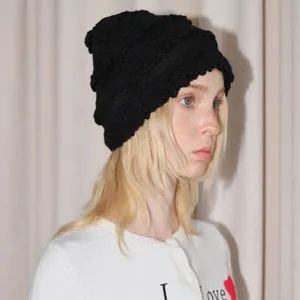 Bonnet en tricot noir style Y2K avec bordure ondulée et design vintage en laine mélangée