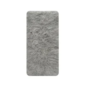 Klassieke lichtgrijze alpaca wollen gebreide sjaal met een zachte en pluizige textuur