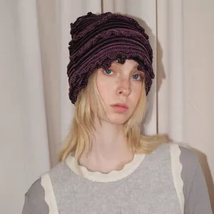 Bonnet en maille rayé vintage Y2K en laine mélangée violet et noir avec texture ondulée