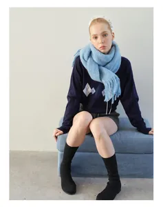 Winter-Outfit-Styling mit hellblauem Alpaka-Schal mit Fransen und marineblauem Strickpullover