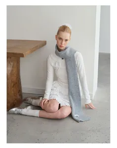 Nahaufnahme eines langen grauen gerippten Strickschals aus weichem Wollmischgewebe