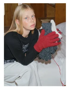 Dicke Strickhandschuhe aus Wollmischung mit elastischem Bund in Rot, Grau und Weiß