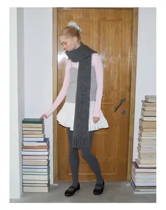 Detail eines dunkelgrauen Alpakawollschals mit Fransen in einem Vintage Schichten Outfit