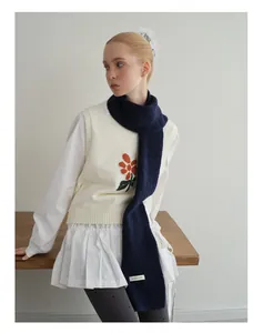 Detaillierte Strickstruktur eines klassischen marineblauen Wollmischschals mit Weste