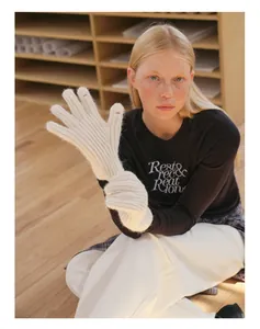 Nahaufnahme cremeweißer Grobstrickhandschuhe aus Wollmischung für warme Wintertage