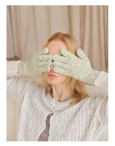 Detail von Wollmisch-Strickhandschuhen in Hellgelbgrün mit dicker Mischstruktur