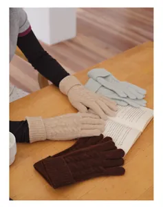 Détail de gants en laine à torsades en kaki, vert et marron avec poignets côtelés