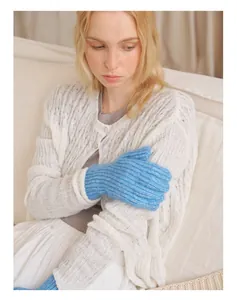 Detailansicht der blau melierten Strickhandschuhe aus Wollmischung mit Rippenstruktur