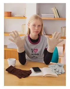 Détail de gants en laine torsadée en beige, bleu et marron avec bords-côtes épais