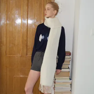 Eleganter weißer Alpaka-Wollschal mit Fransen kombiniert mit blauem Strickpullover