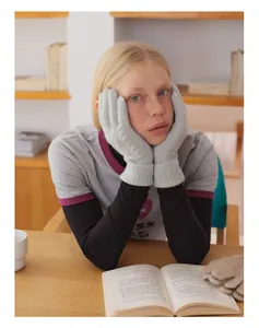 Détail du motif torsadé des gants en laine mélangée pour écran tactile d'hiver