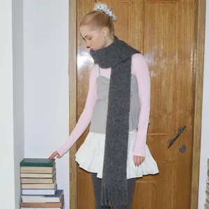 Dunkelgrauer Schal aus Alpakawolle mit Fransen in einem Vintage-Winter-Lifestyle-Look