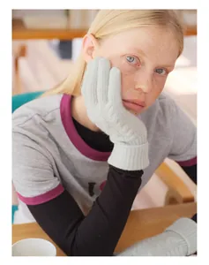 Détail de gants en laine vert menthe à maille torsadée avec texture douce et poignets