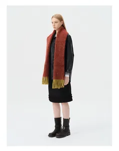 Dunkelroter Schal aus Alpaka-Wollmischung mit senfgelben Fransen im Winter-Look