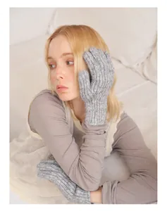 Detailstruktur der dicken Strickwollhandschuhe mit verlängerten Manschetten in Hellgrau