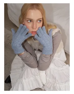 Gants en laine bleu clair avec tricot torsadé détaillé et poignets élastiques doux