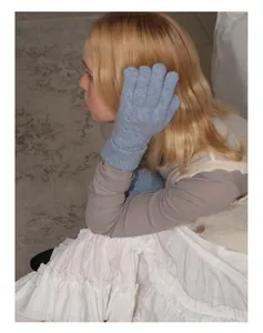 Détail de gants en tricot bleu clair en mélange de laine avec motif de torsade classique