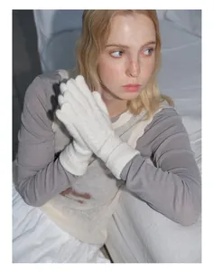 Vue détaillée des gants blancs en maille torsadée avec de longs poignets côtelés