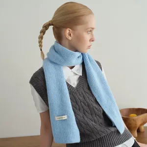 Hellblauer Damen-Strickschal aus Wollmischung mit klassischem Etikett und weichem Rippmuster