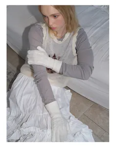 Gros plan de gants blancs en tricot torsadé pour femmes en mélange de laine de lapin chaude