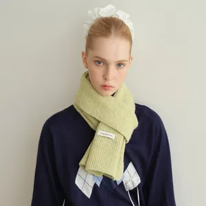 Klassischer hellgrüner Strickschal aus Wollmischung mit vertikalem Rippenmuster und Label