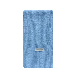 Hellblauer Strickschal aus Wollmischung mit Rippmuster und weißem minimalistischem Etikett