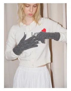 Détail de gants en laine tricotée grise avec texture douce et pointes pour écran tactile