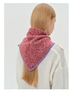 Détail de l'écharpe triangle en laine rouge chiné avec coutures contrastées bleues