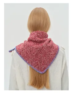 Détail du foulard triangle en laine mélangée avec couture de bordure bleu clair