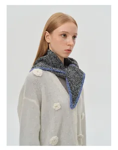 Détail du foulard en maille mélangée de laine avec surpiqûres au crochet bleu vif