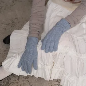Gants en laine mélangée bleu clair avec maille torsadée et fonction écran tactile